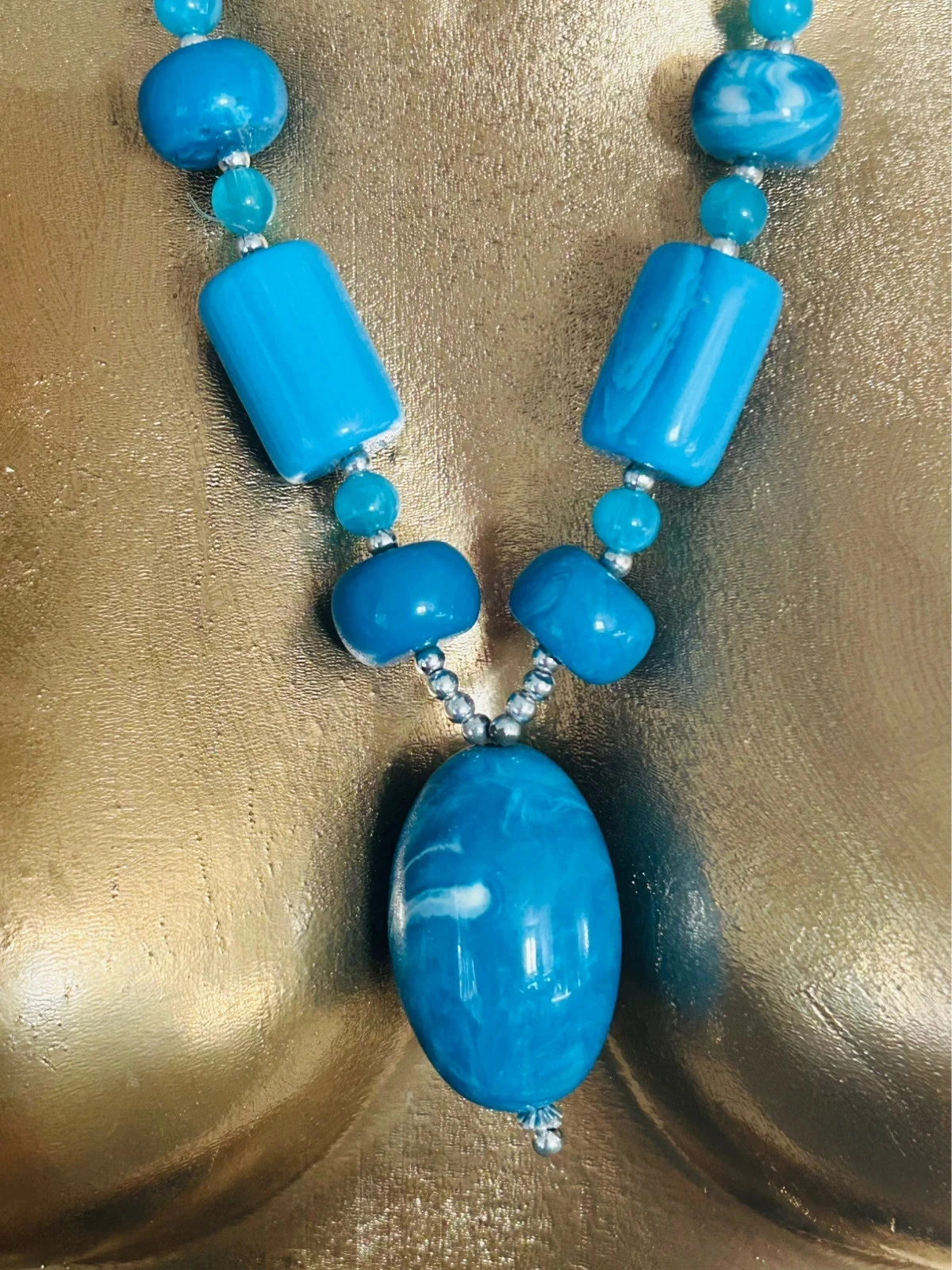 Tipo retro, collar de grandes perlas marmoleadas – photo 2